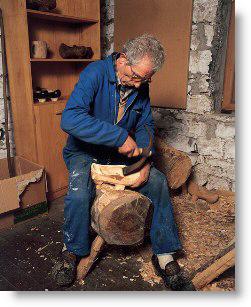 Madreñero trabajando en el taller de Pendones