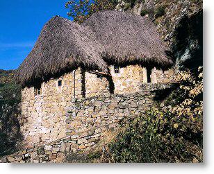 Casa con cubierta de escoba en Veigas
